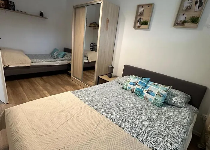 Modrzewiowa Enklawa * Debina (Ustka)